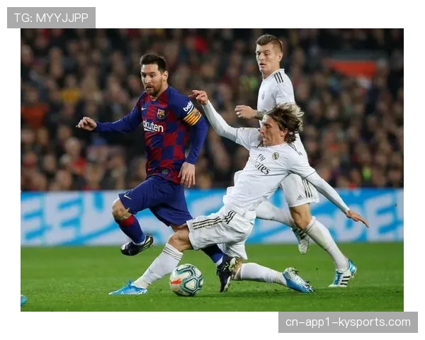 现场直击：巴萨vs皇马，哈维半场换人调整，球队阵型由433转为442菱形中场